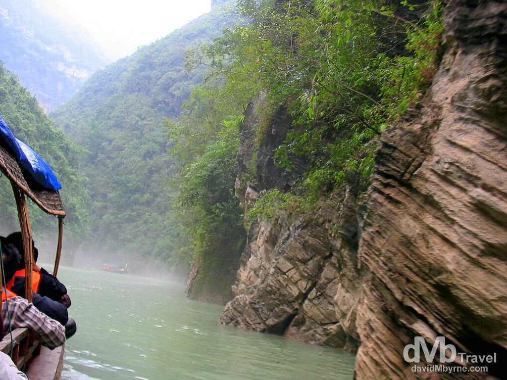 Boating on the Madu River of the Three Mini Gorges off the Yangtze River, Wushan, central China. September 27th, 2004.