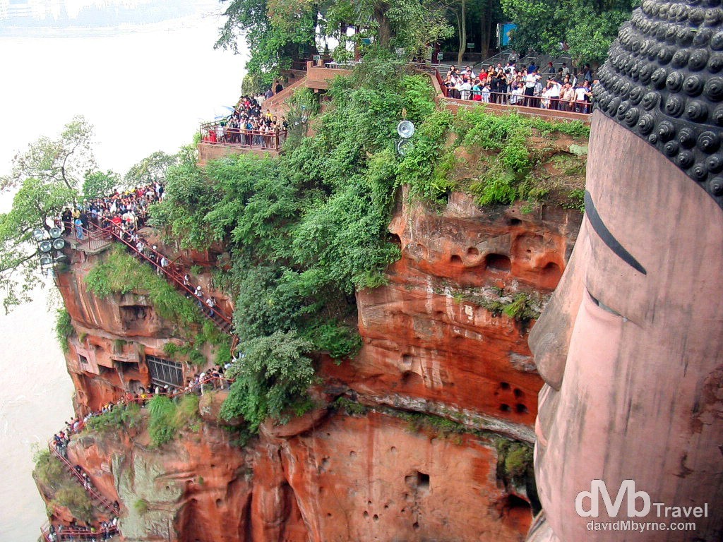Crowds snaking around Dafo, aka The Giant Buddha, overlooking the confluence of the Minjiang, Dadu & Qingyi Rivers in Leshan, Sichuan province, China. September 20th, 2004.