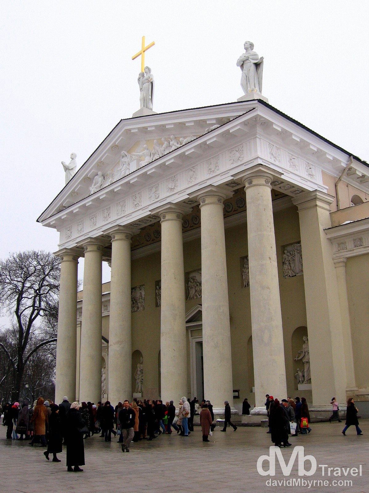 Crowds outside the cathedral in Vilnius, Lithuania. March 4, 2006.