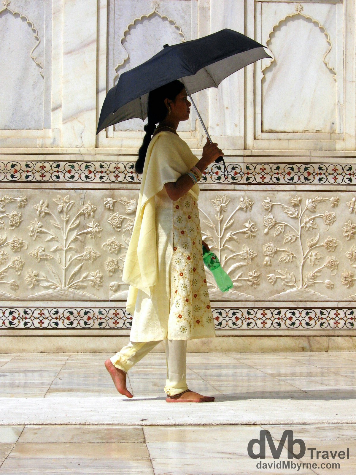Entering the central chamber of the Taj Mahal, Agra, Uttar Pradesh, India. March 25, 2008.